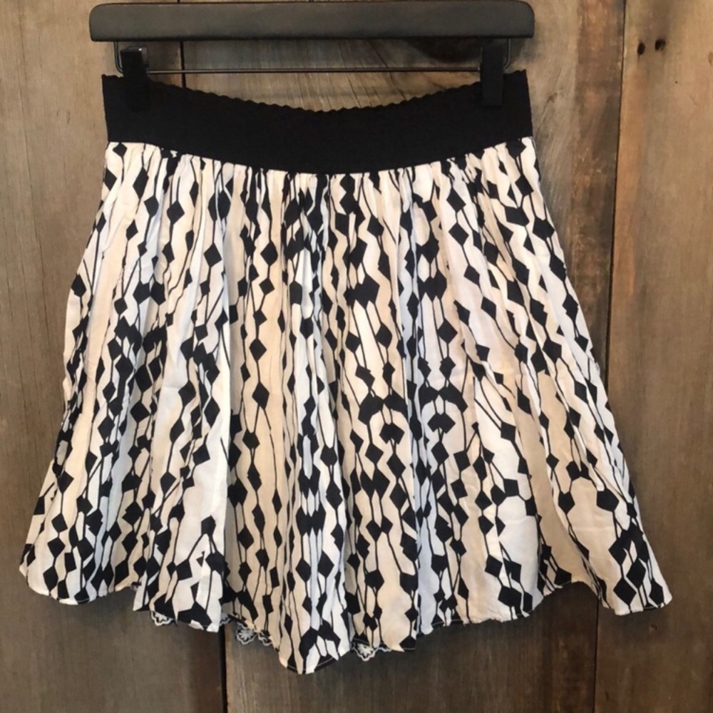 Forever 21 Pleated Skirt in Black & White Size Medium